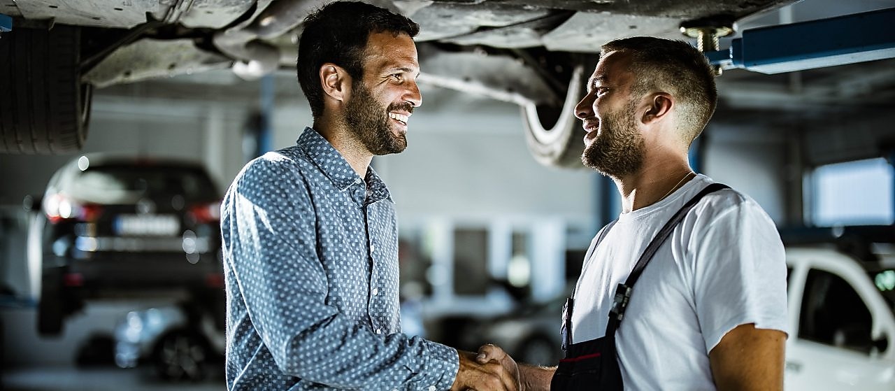 Usta müşteri ile el sıkışıyor