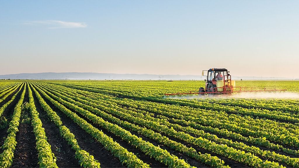 Tarım sektörü ekipmanıyla ekinlerin gübrelenmesi