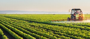 Tarım sektörü ekipmanıyla ekinlerin gübrelenmesi