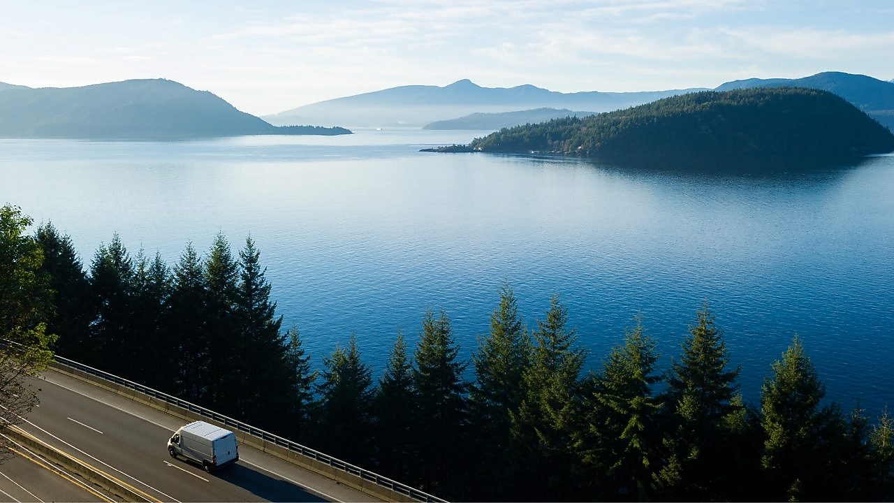 Ada ve göl manzarası