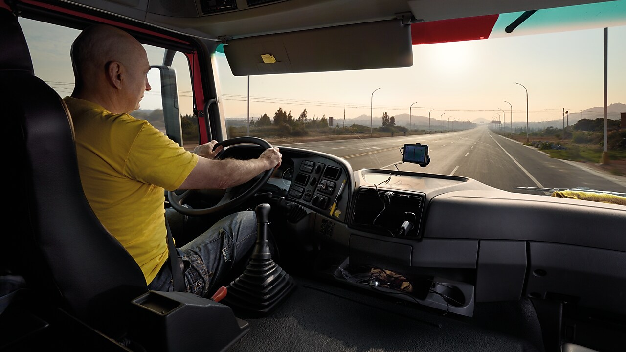 boş yolda giden kamyon sürücüsü