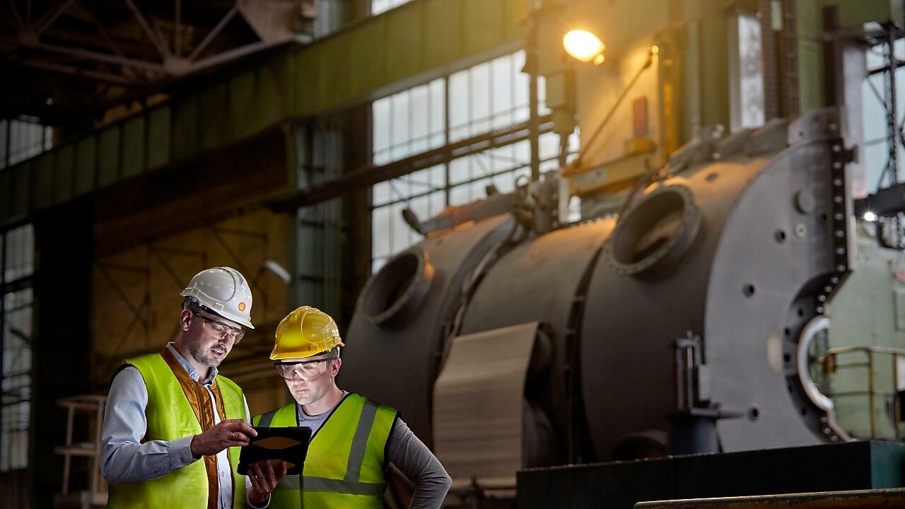 işyerinde sohbet eden çalışanlar