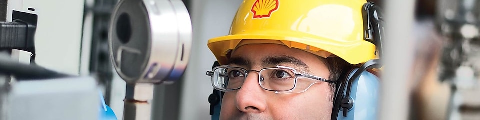 göstergeyi control eden gözlüklü Shell çalışanı