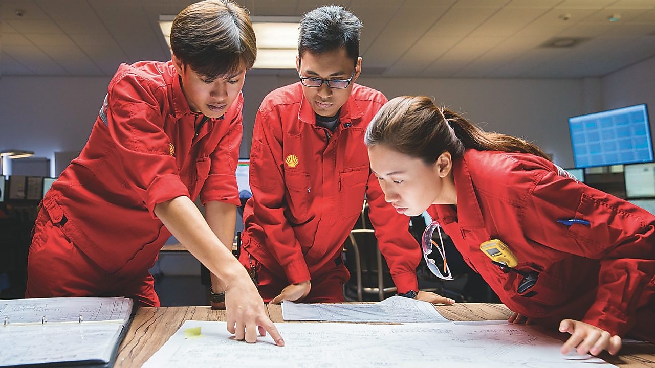 Üç çalışan planları gözden geçiriyor