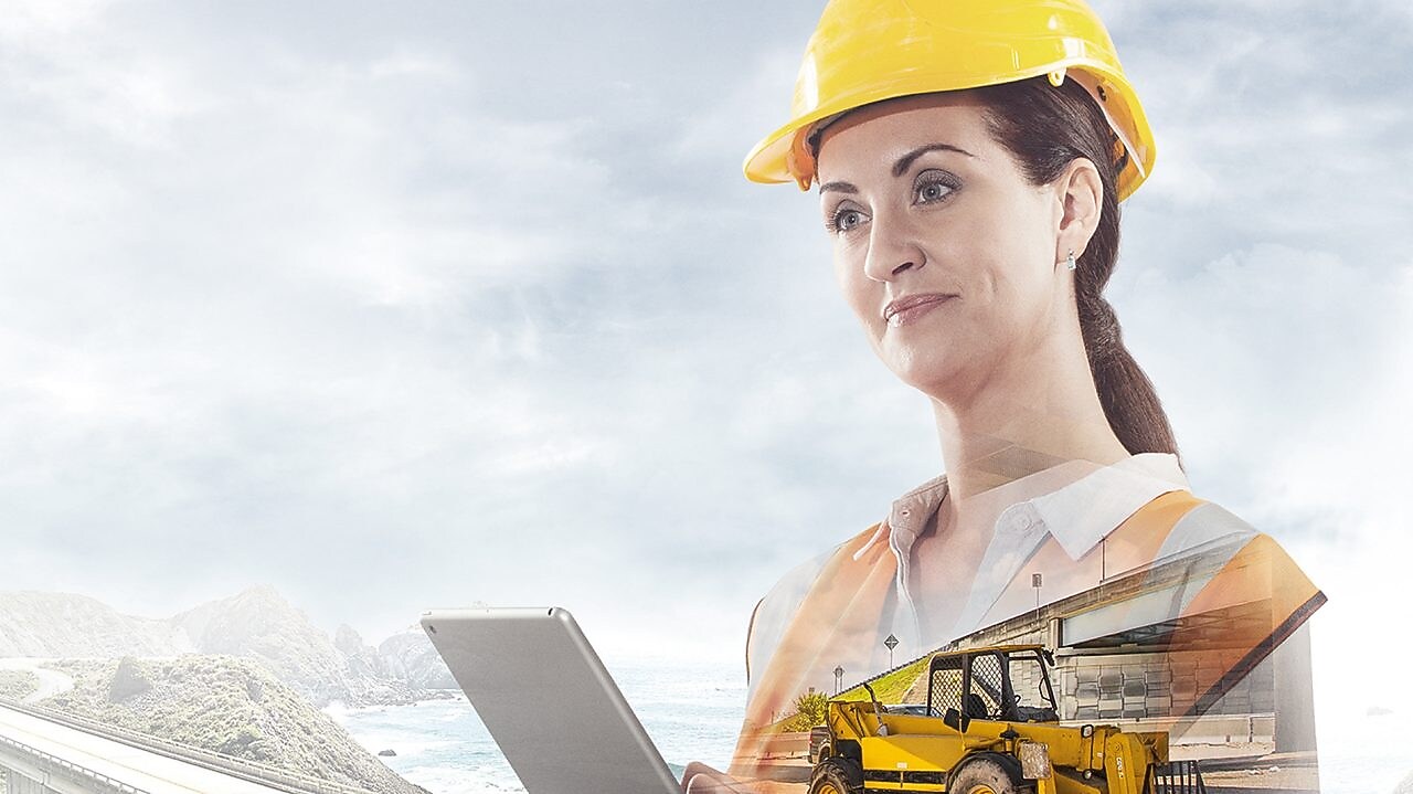 inşaat halindeki üst geçidin altındaki bir kepçe