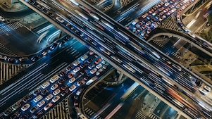 Hem araç takip sistemi hem de filo yönetim sistemi sunar.