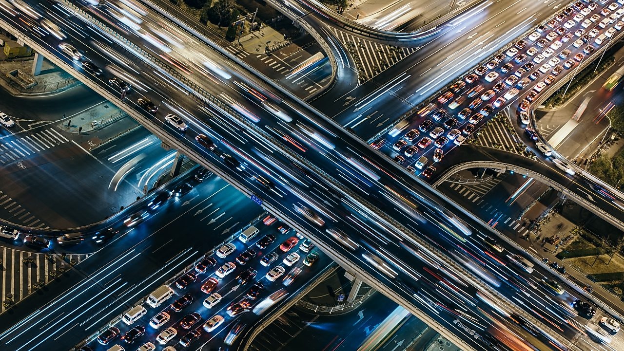 Hem araç takip sistemi hem de filo yönetim sistemi sunar.