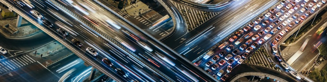 Hem araç takip sistemi hem de filo yönetim sistemi sunar.