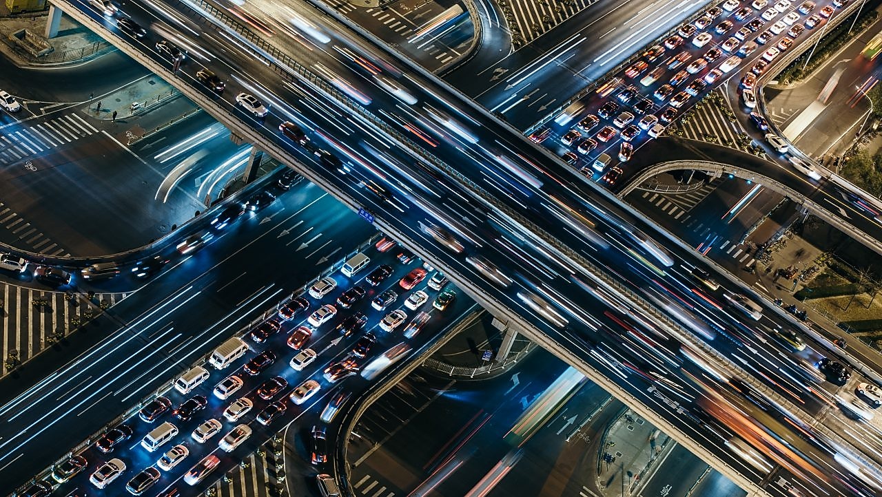 Hem araç takip sistemi hem de filo yönetim sistemi sunar.