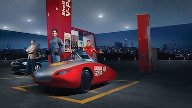 Shell istasyonunda bulunan insan görüntüleri