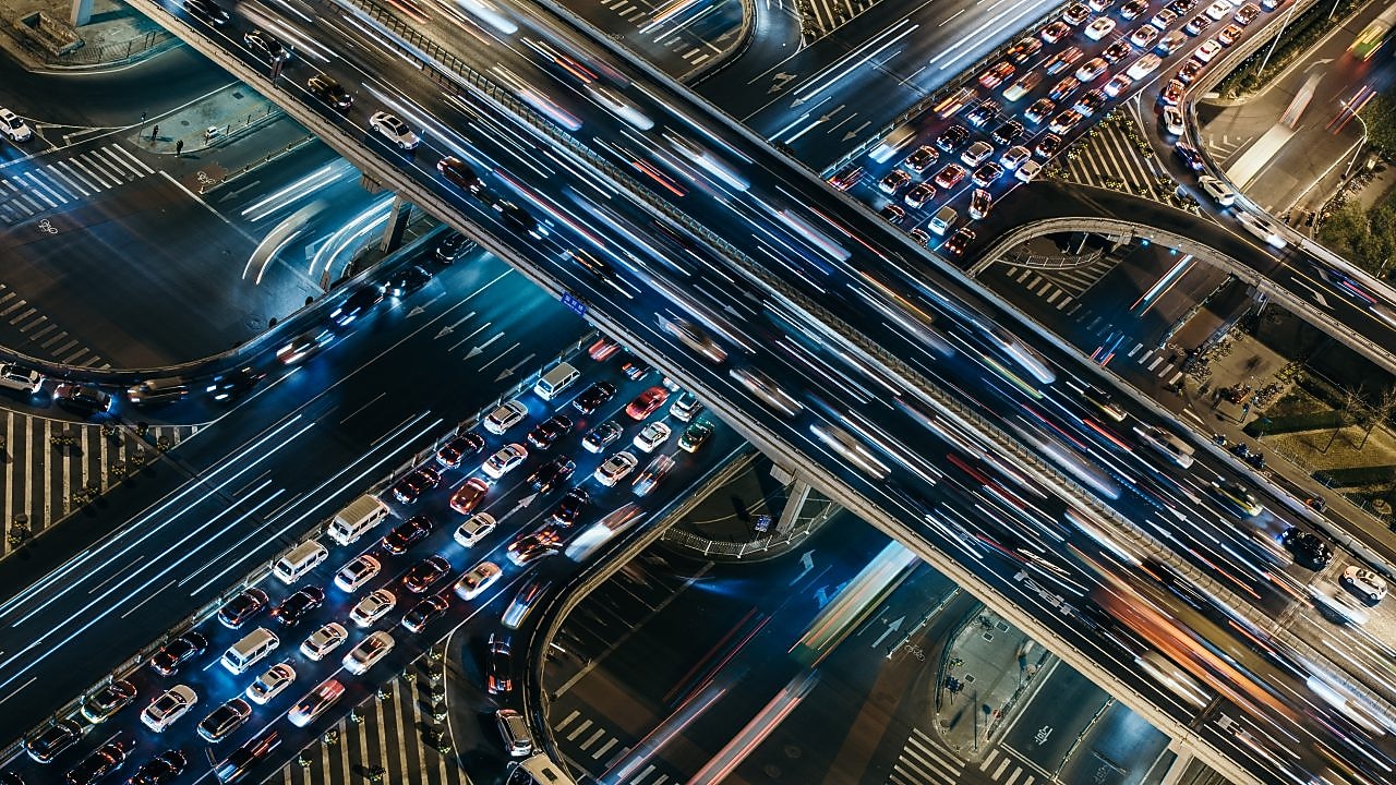 Hem araç takip sistemi hem de filo yönetim sistemi sunar.