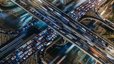 Hem araç takip sistemi hem de filo yönetim sistemi sunar.