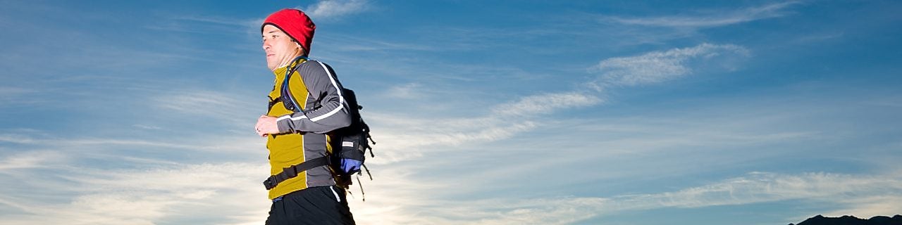 protez bacaklı, koşu kıyafetli bir adam, sabahın erken saatlerinde tepelerde koşuyor