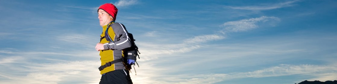 protez bacaklı, koşu kıyafetli bir adam, sabahın erken saatlerinde tepelerde koşuyor