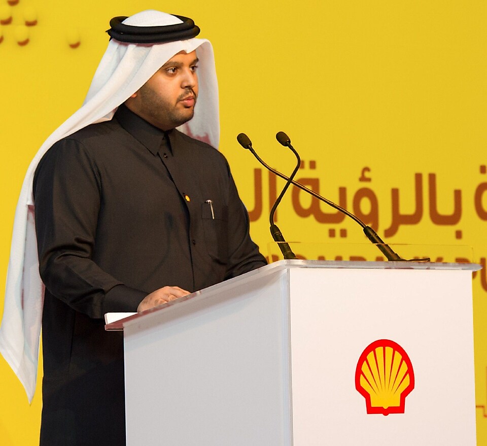 Mohammed Al Athaba bir podyumda durarak konuşma yapıyor