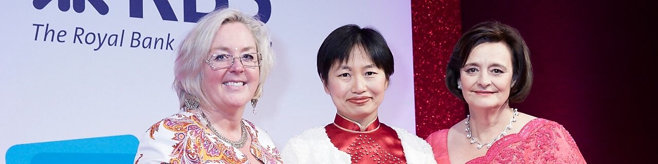 RBS ödül etkinliğinde bekleyen üç kadın.