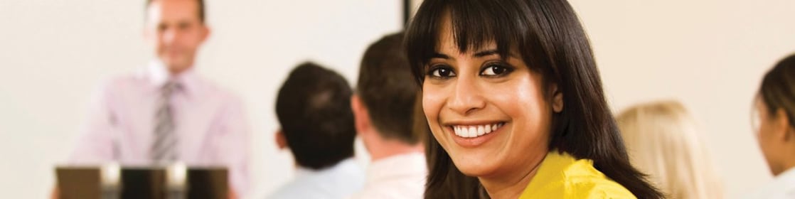 konferansta bir kadın çalışan