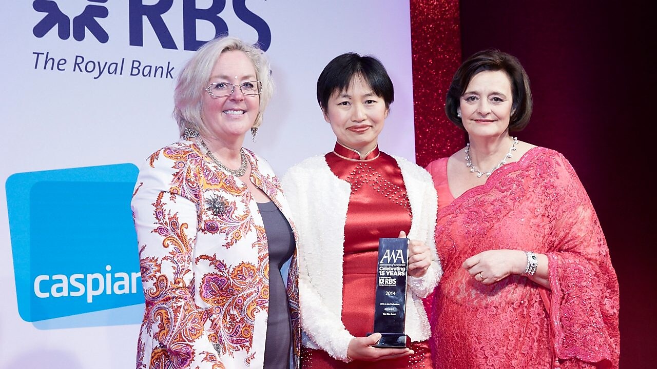 RBS ödül etkinliğinde bekleyen üç kadın.