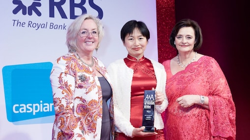 RBS ödül etkinliğinde bekleyen üç kadın.