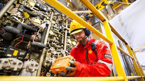 Bir TACIT çalışanı tesiste bir odada çalışıyor