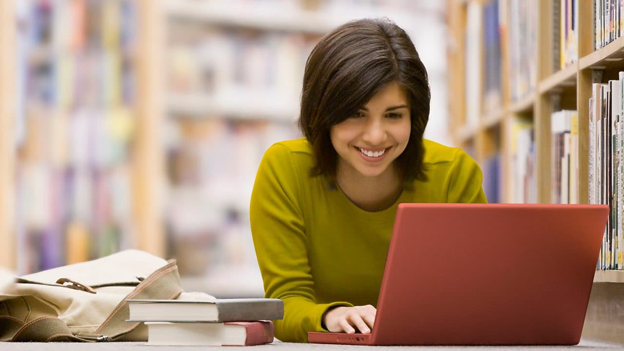 Dizüstü bilgisayar ekranına bakan kadın