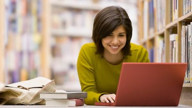 Dizüstü bilgisayar ekranına bakan kadın