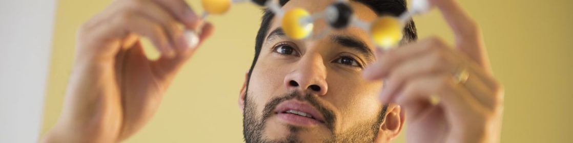 Moleküler modeli inceleyen genç bir adam