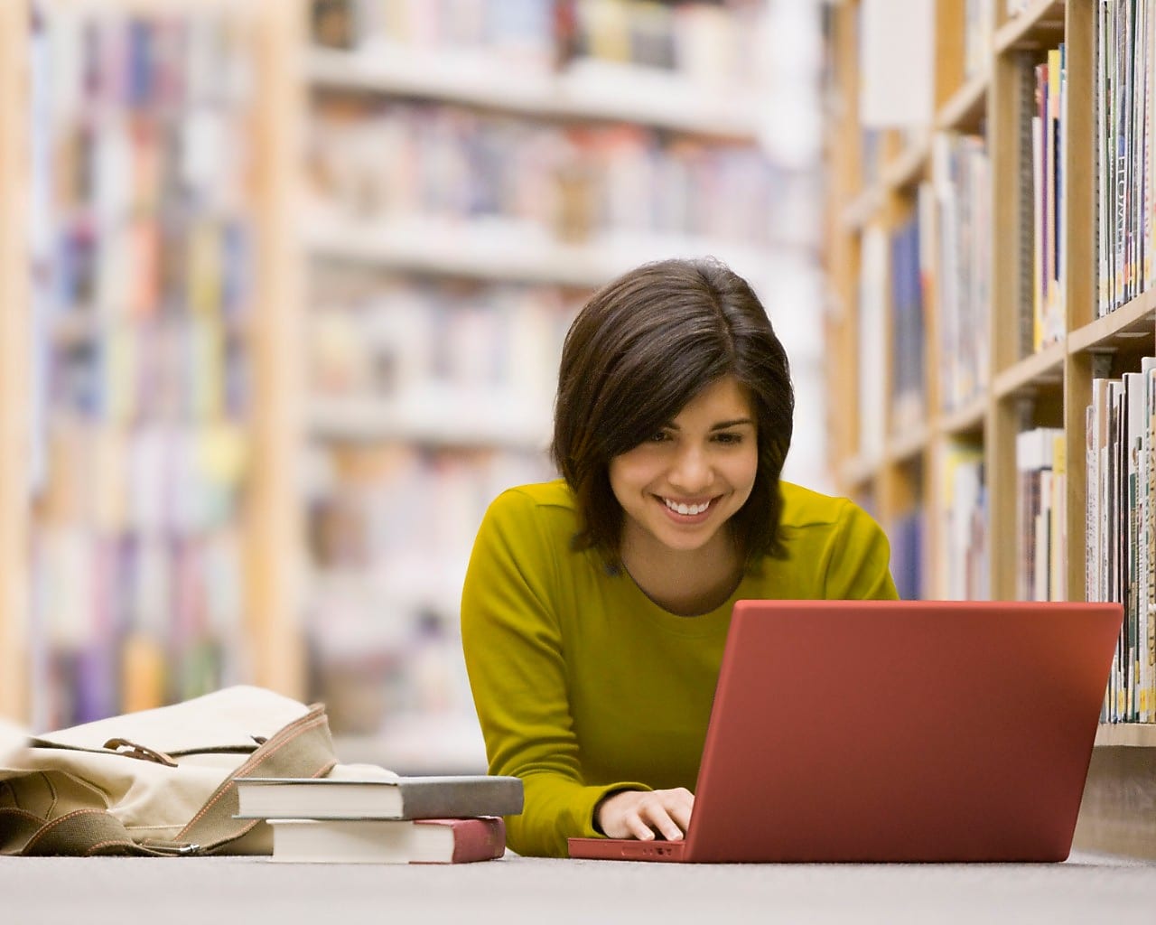 Dizüstü bilgisayar ekranına bakan kadın