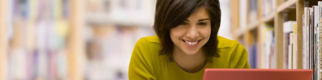 Dizüstü bilgisayar ekranına bakan kadın