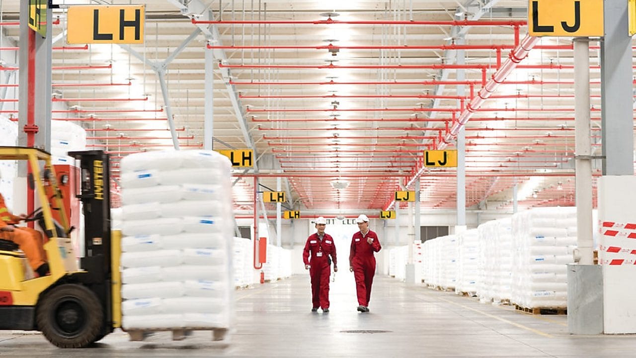 Bir fabrikada yürüyüş yapan iki çalışan