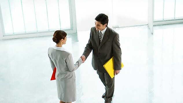 Lobide el sıkışan iş adamı ve iş kadını