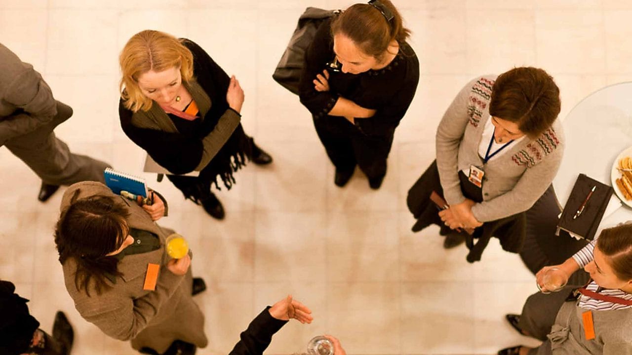 Aralarında konuşan bir grup çalışanın havadan görünümü