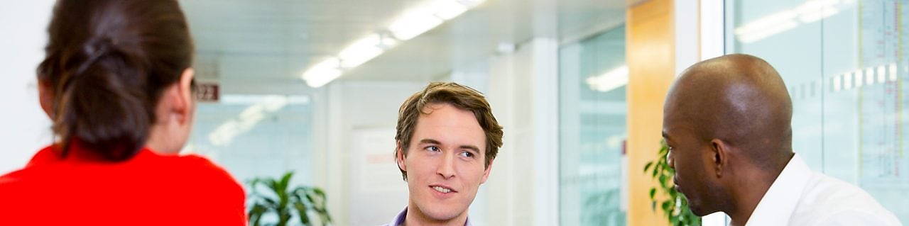 potansiyel bir adayla mülakat yapan iki çalışan