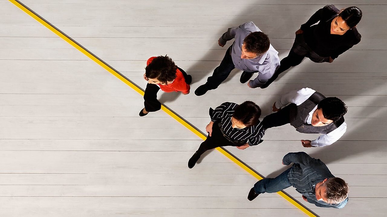 Platformda yürüyen Shell çalışanı