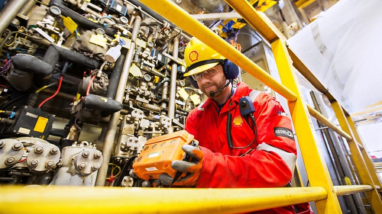 Bir TACIT çalışanı tesiste bir odada çalışıyor