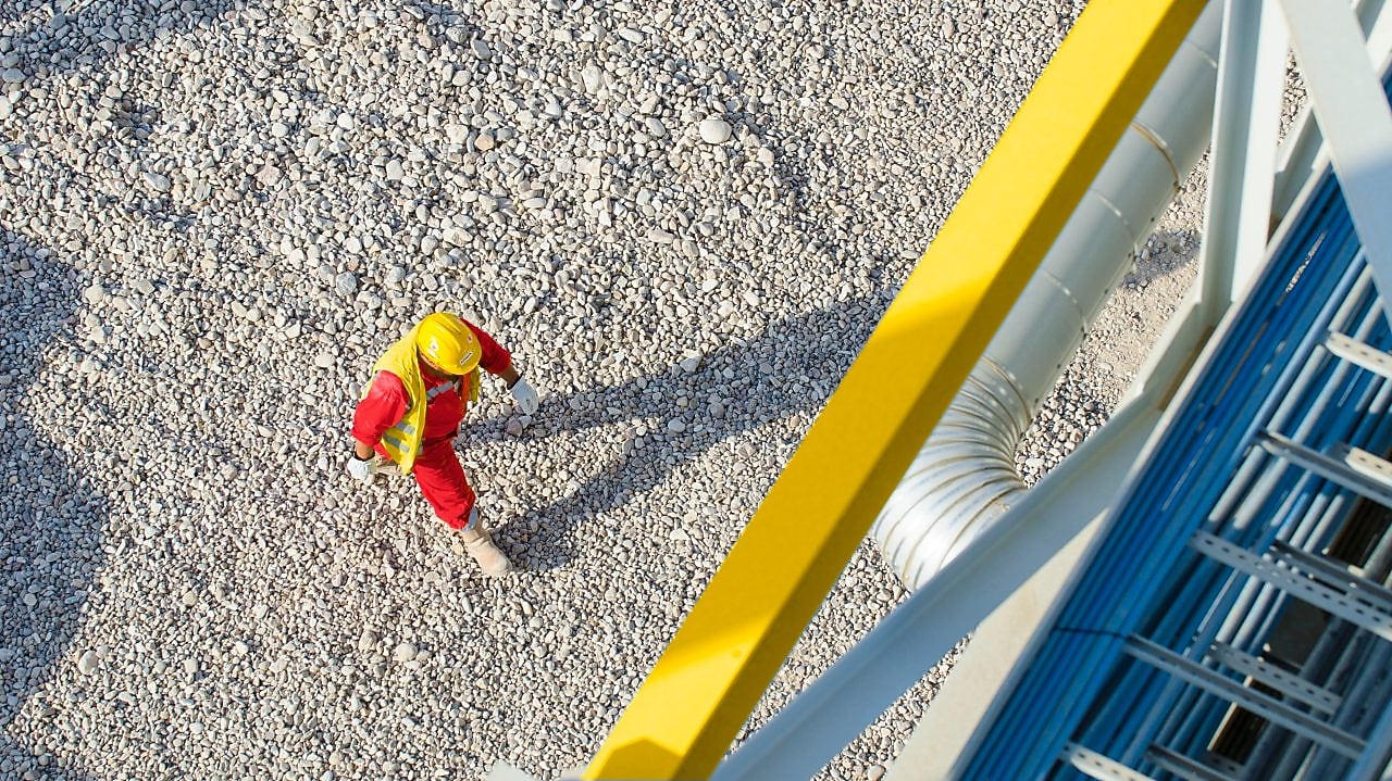 Rafineride bir Shell mühendisi