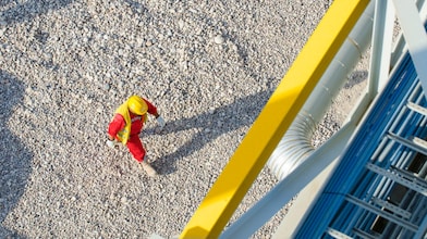 Rafineride bir Shell mühendisi