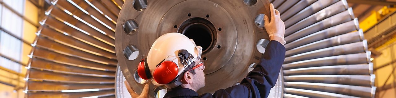 Ağır makine öbeğini hareket ettiren disiplin mühendisi