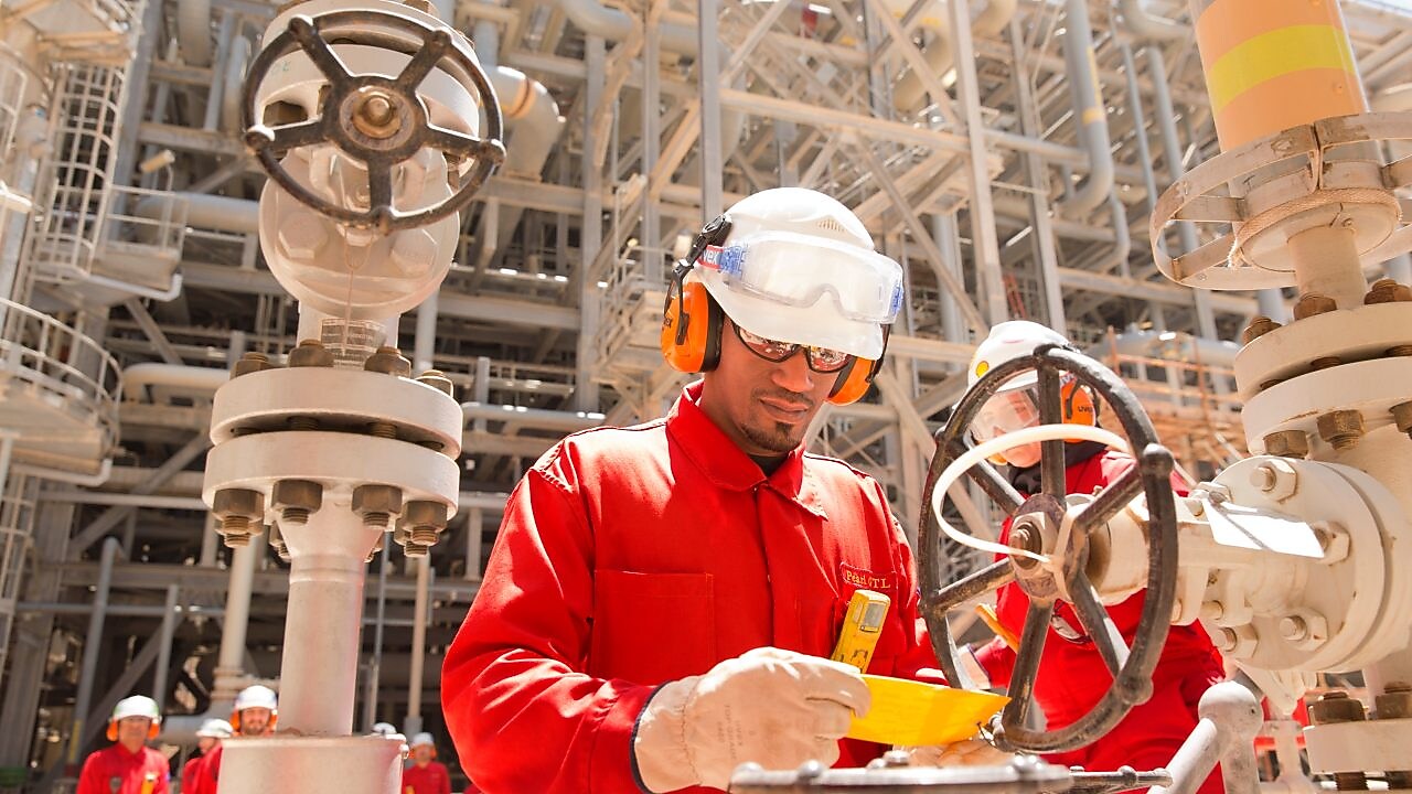 bir işçi subabı kontrol ediyor