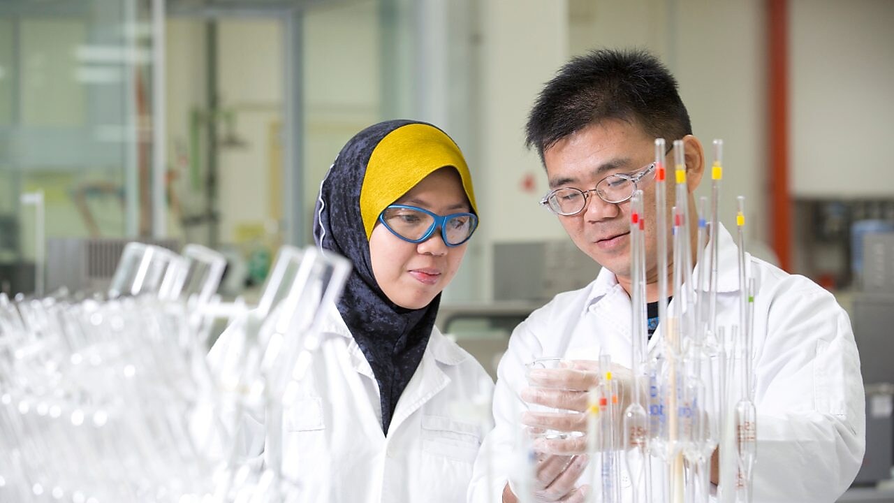 Üretim laboratuarında çalışan iki personel