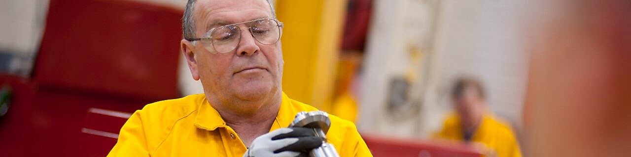 Bir işçi bir teçhizat parçasını inceliyor