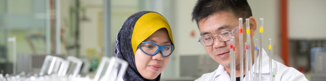 Üretim laboratuarında çalışan iki personel