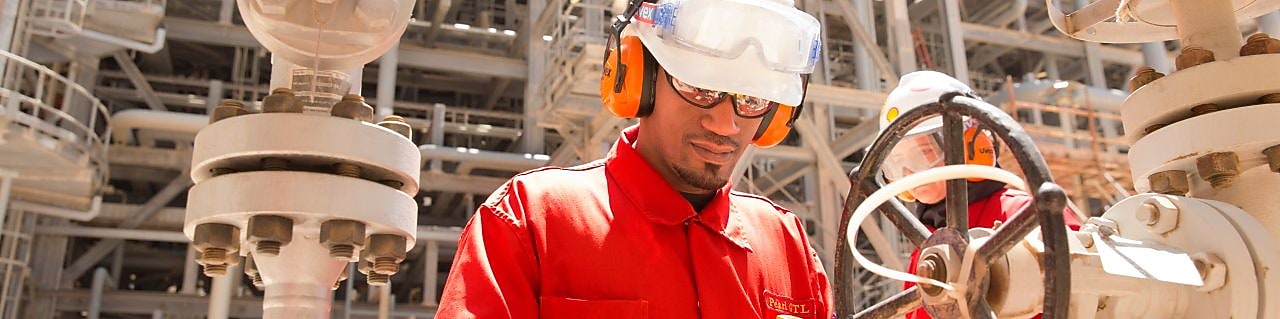 bir işçi subabı kontrol ediyor