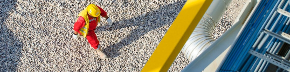 Rafineride bir Shell mühendisi