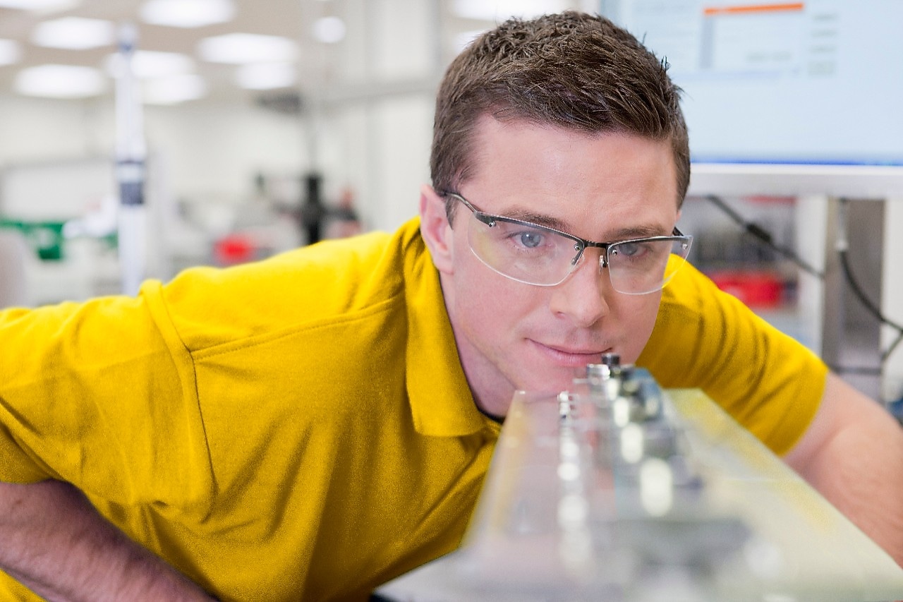 İşteki çalışanları ve lisans mezunlarını gösteren görseller derlemesi