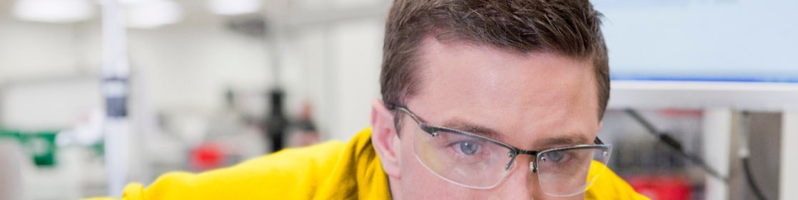 İşteki çalışanları ve lisans mezunlarını gösteren görseller derlemesi