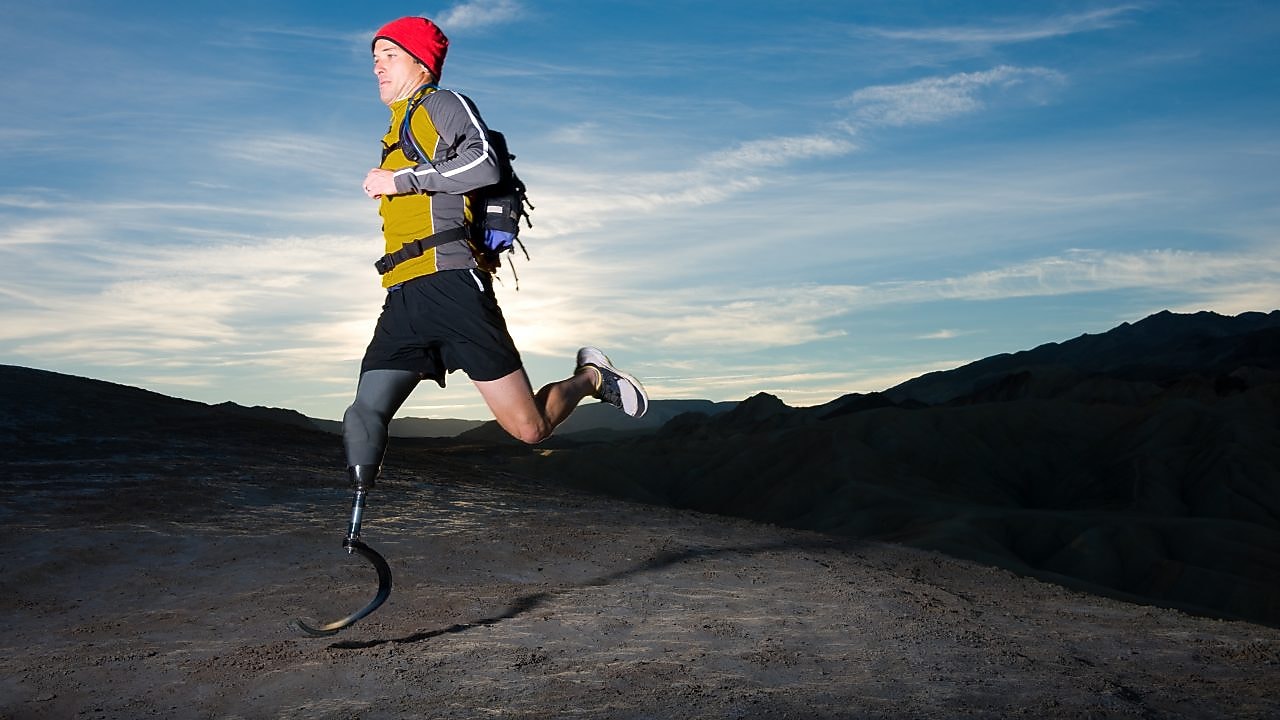 protez bacaklı, koşu kıyafetli bir adam, sabahın erken saatlerinde tepelerde koşuyor