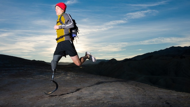 protez bacaklı, koşu kıyafetli bir adam, sabahın erken saatlerinde tepelerde koşuyor