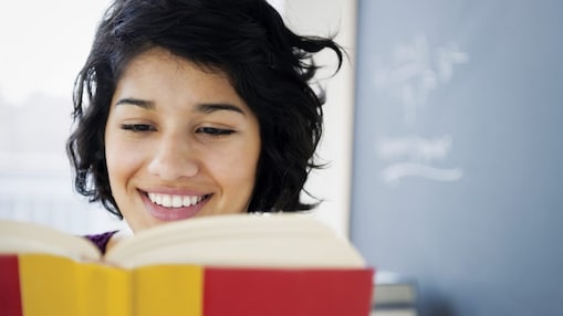 Hispanik bir kadın kitap okuyor