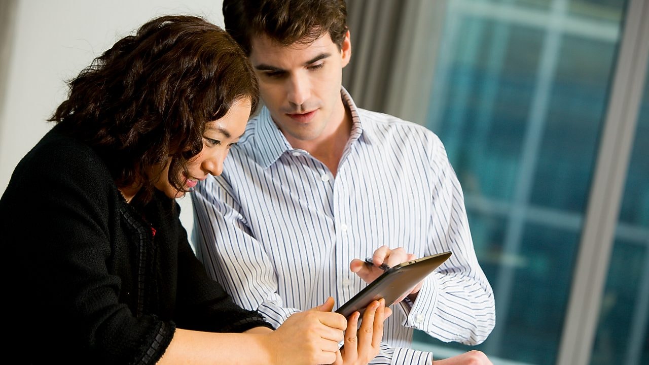 Shell'e nasıl iş başvurusu yapacaklarını tartışan iki kişi